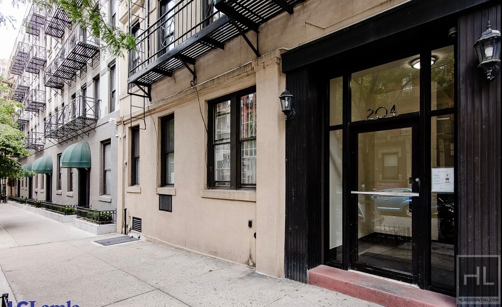 East 84th Street - Photo 9