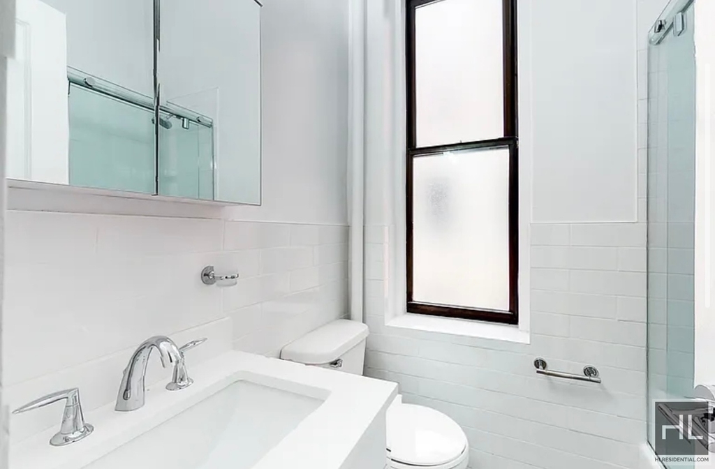 East 81 Street - Photo 4