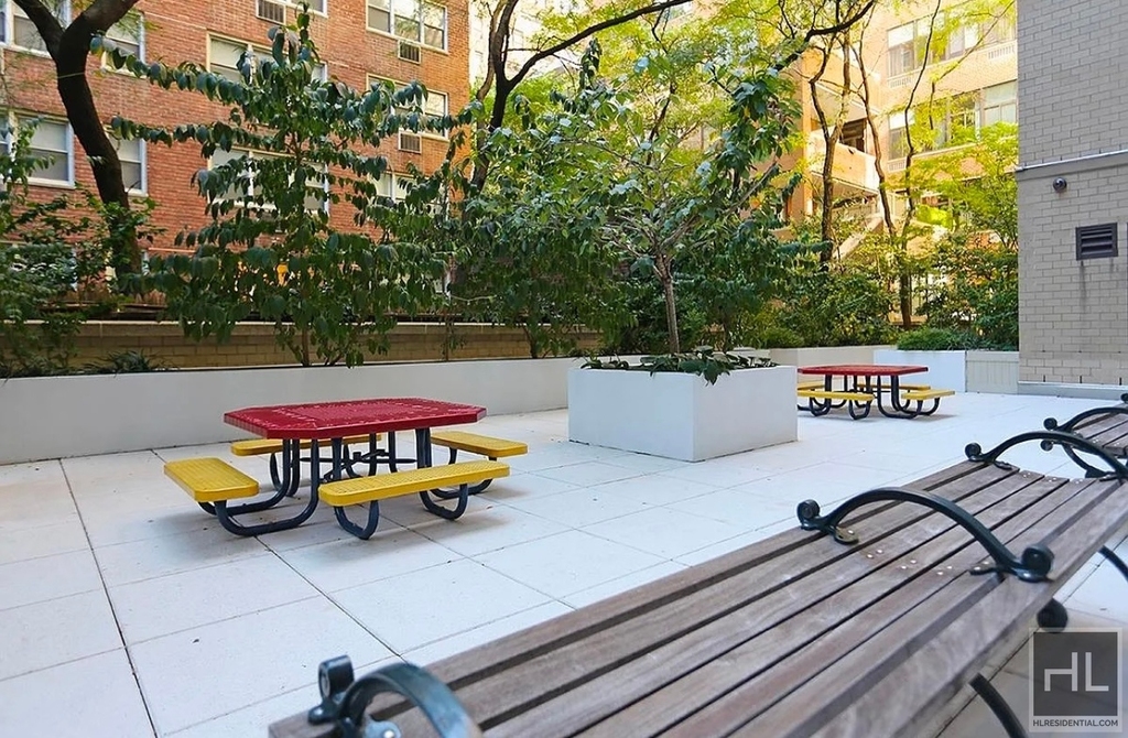 East 46th Street - Photo 6