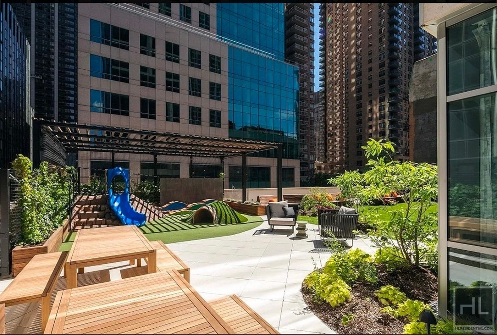 East 39th Street - Photo 12