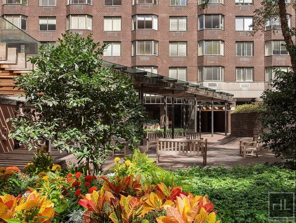 East 52nd Street - Photo 6