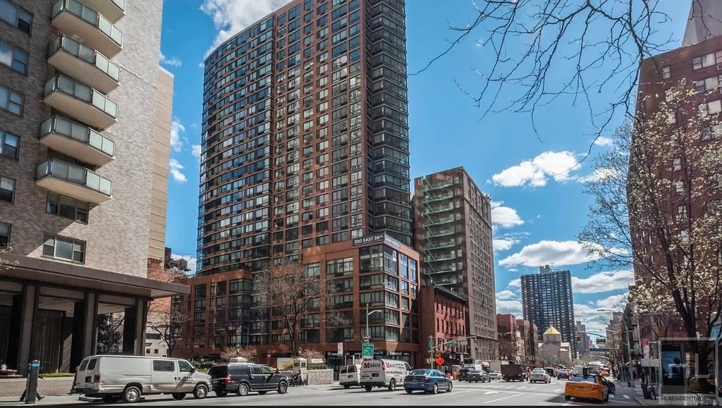 East 39th Street - Photo 18