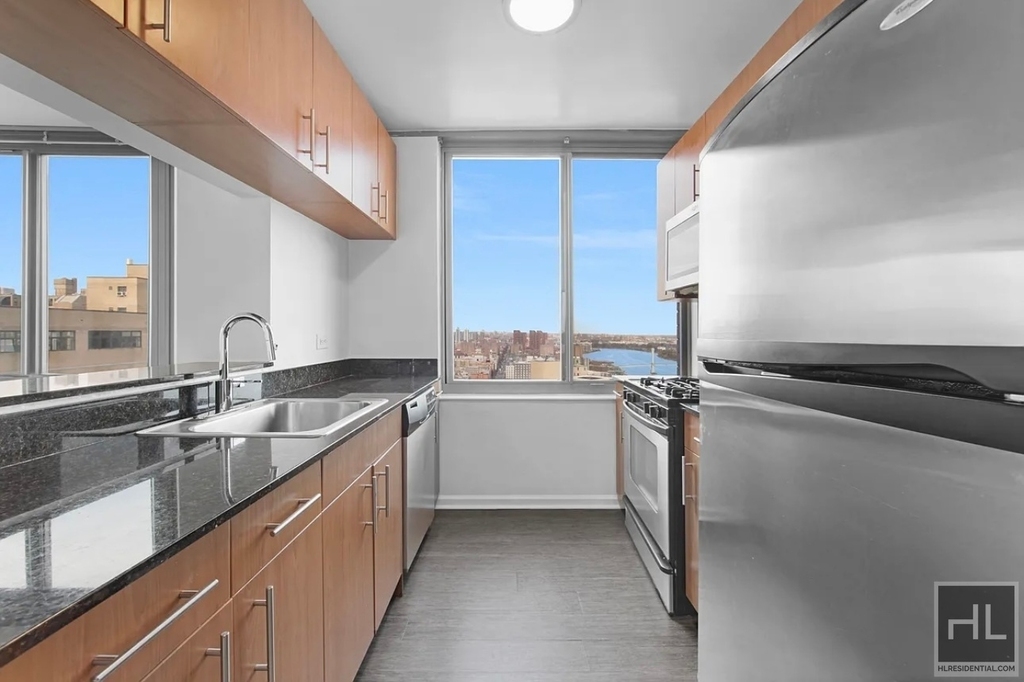 East 92nd Street - Photo 6