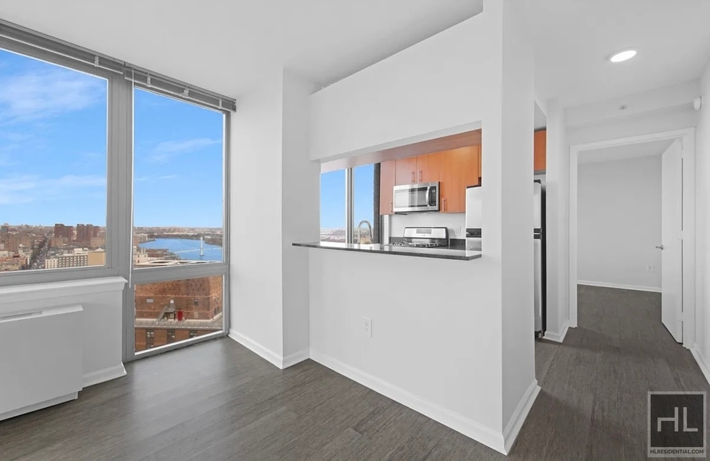 East 92nd Street - Photo 5