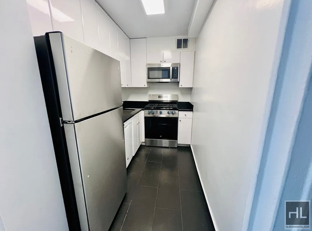 East 63rd Street - Photo 4