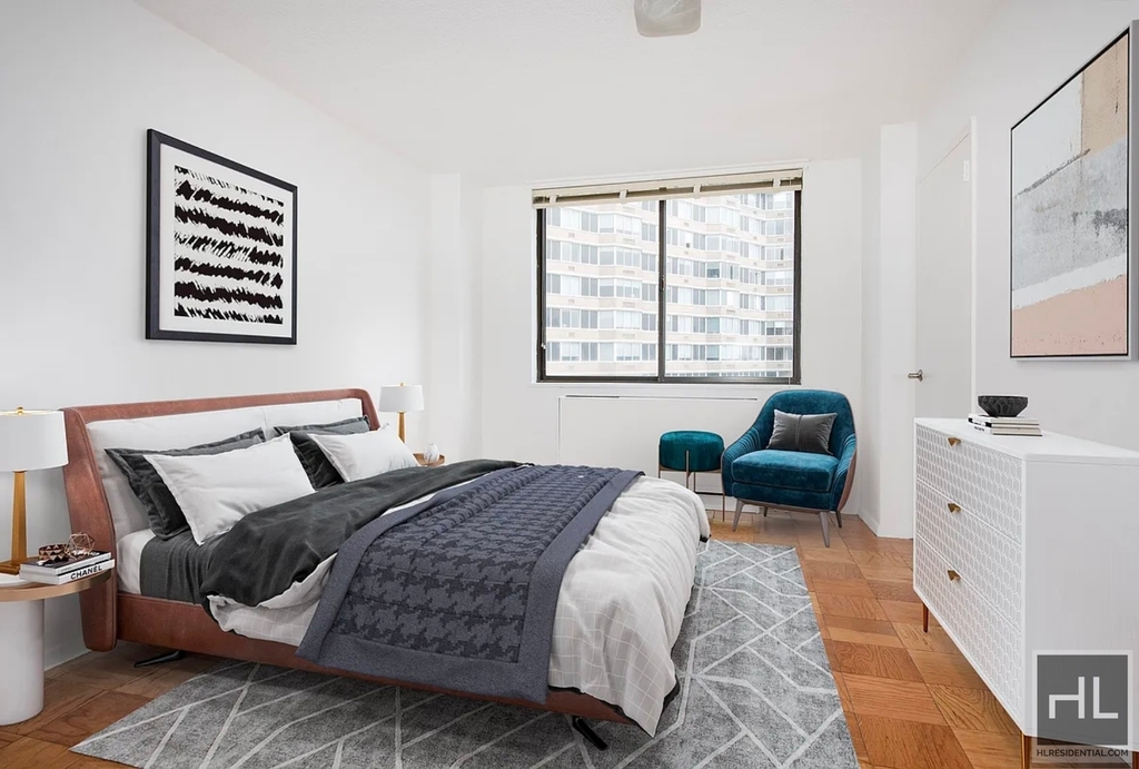 East 52nd Street - Photo 3
