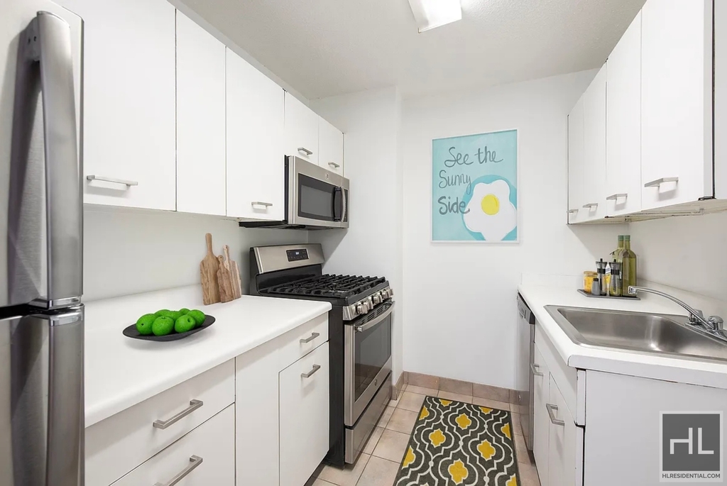 East 52nd Street - Photo 2