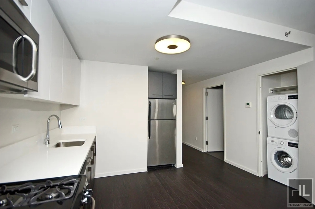 East 44th Street - Photo 3