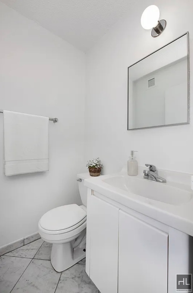 East 52nd Street - Photo 5