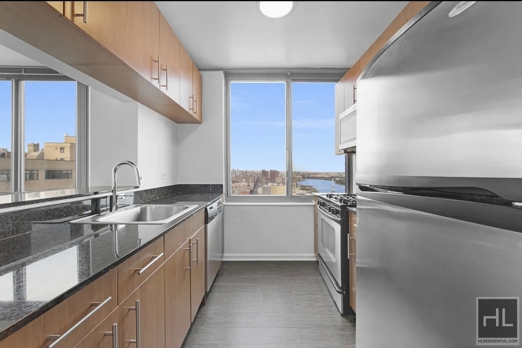 East 92 Street - Photo 6