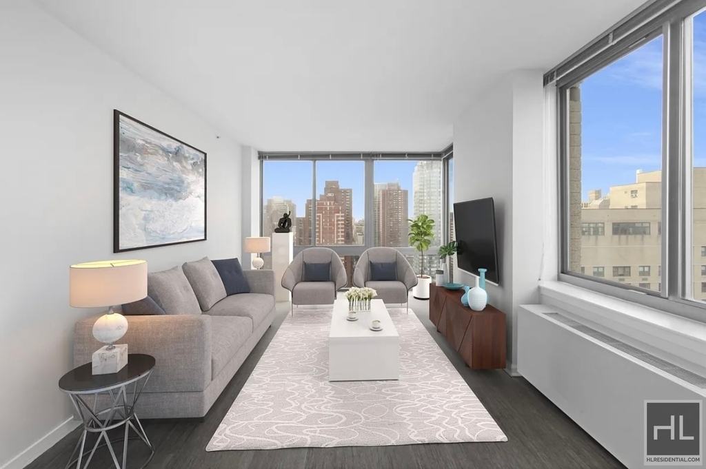 East 92 Street - Photo 0
