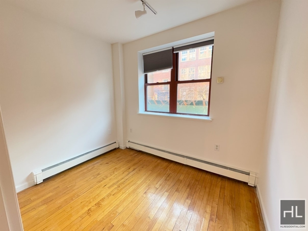 East 7th Street - Photo 6