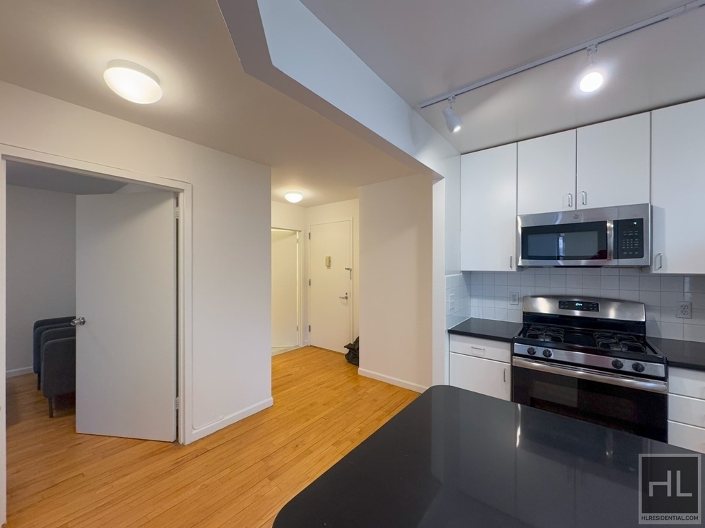 East 7th Street - Photo 3