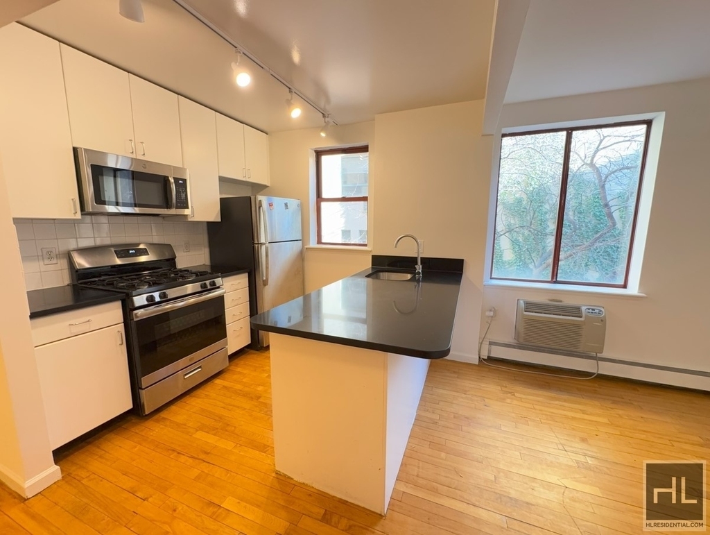 East 7th Street - Photo 0
