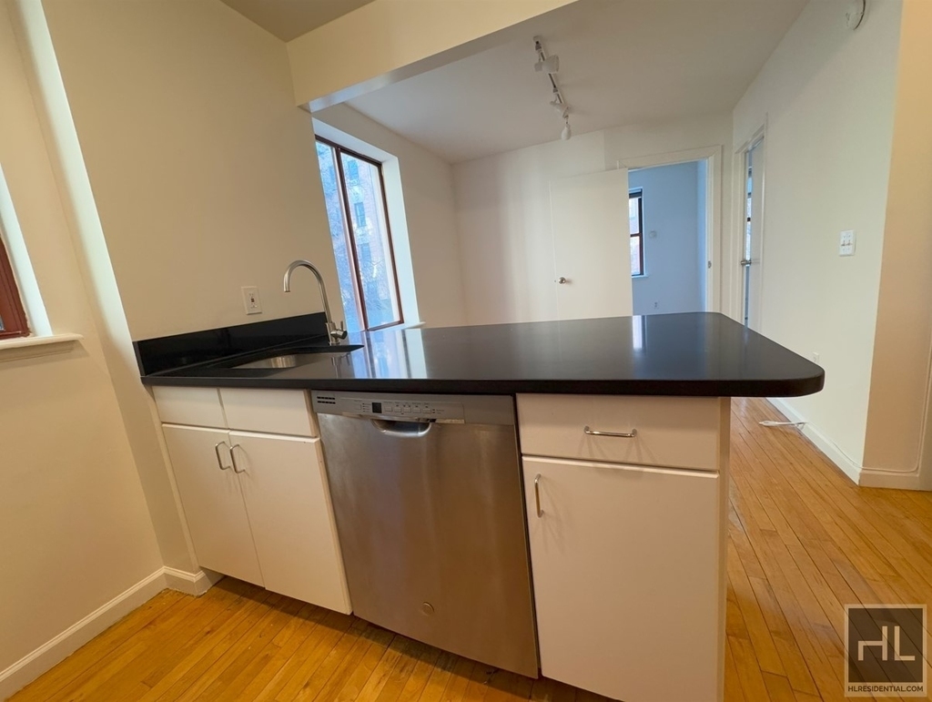East 7th Street - Photo 5