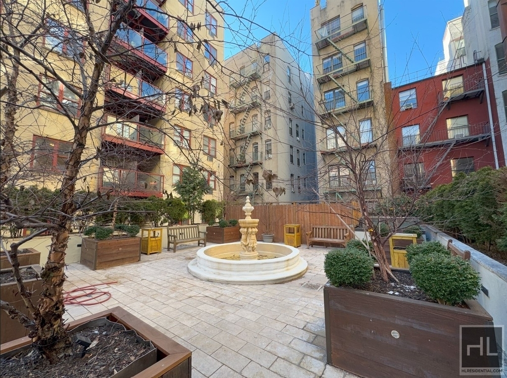 East 7th Street - Photo 14