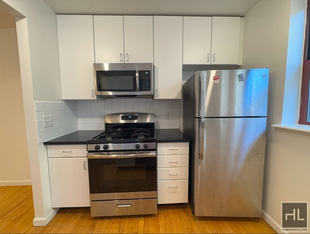 East 7th Street - Photo 4