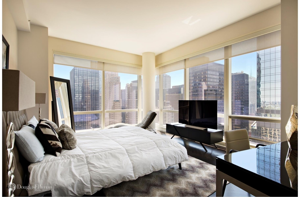 230 W 56th St - Photo 4