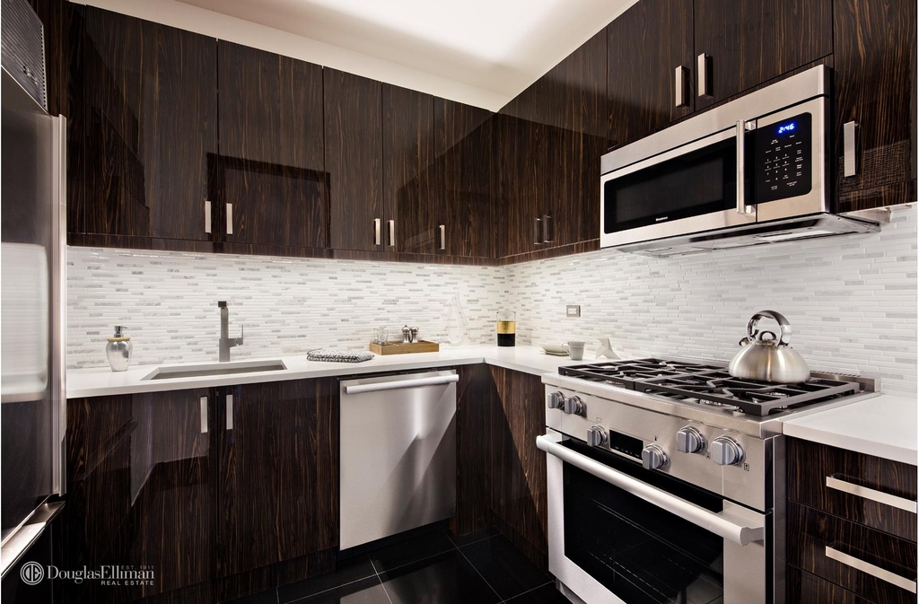 230 W 56th St - Photo 3