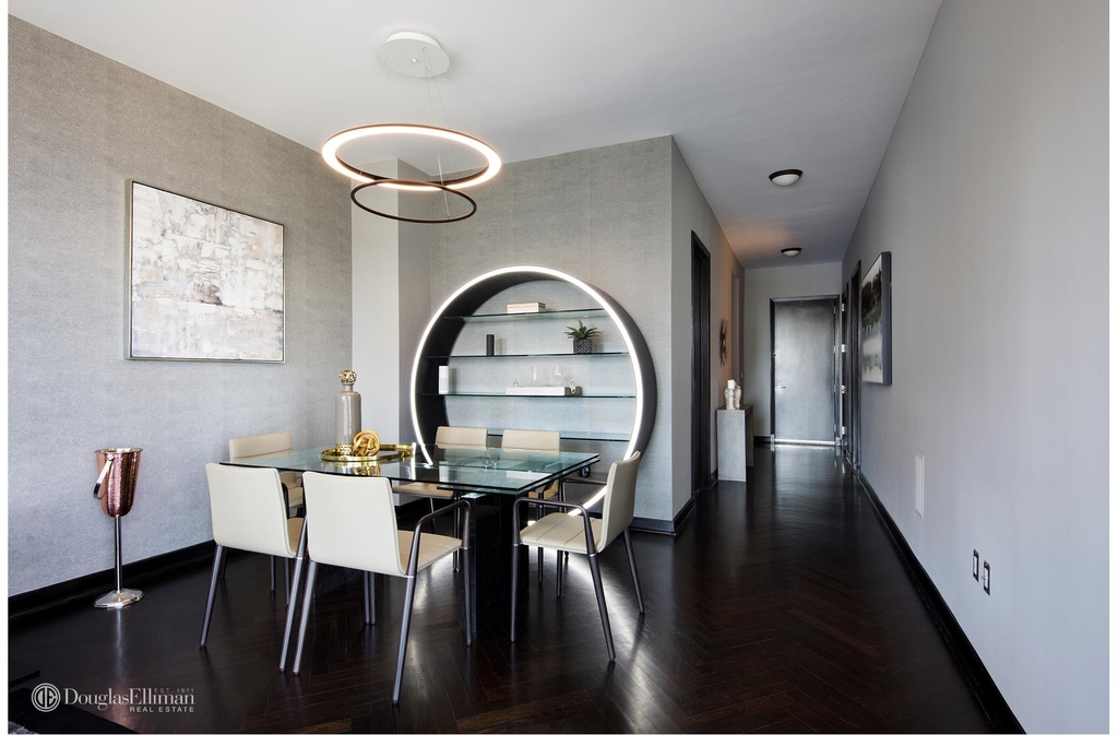 230 W 56th St - Photo 2
