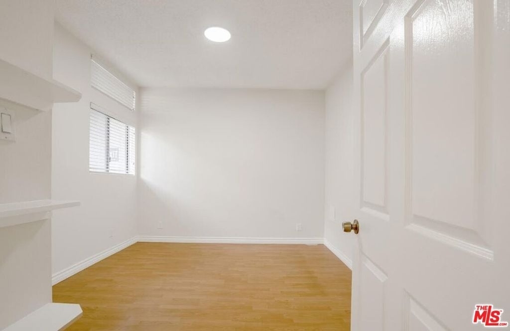 729 S Hobart Boulevard - Photo 2