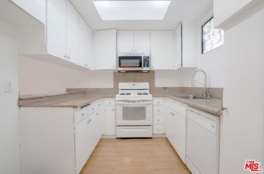 729 S Hobart Boulevard - Photo 12