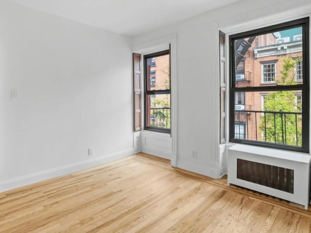 405 West 49th Street - Photo 3
