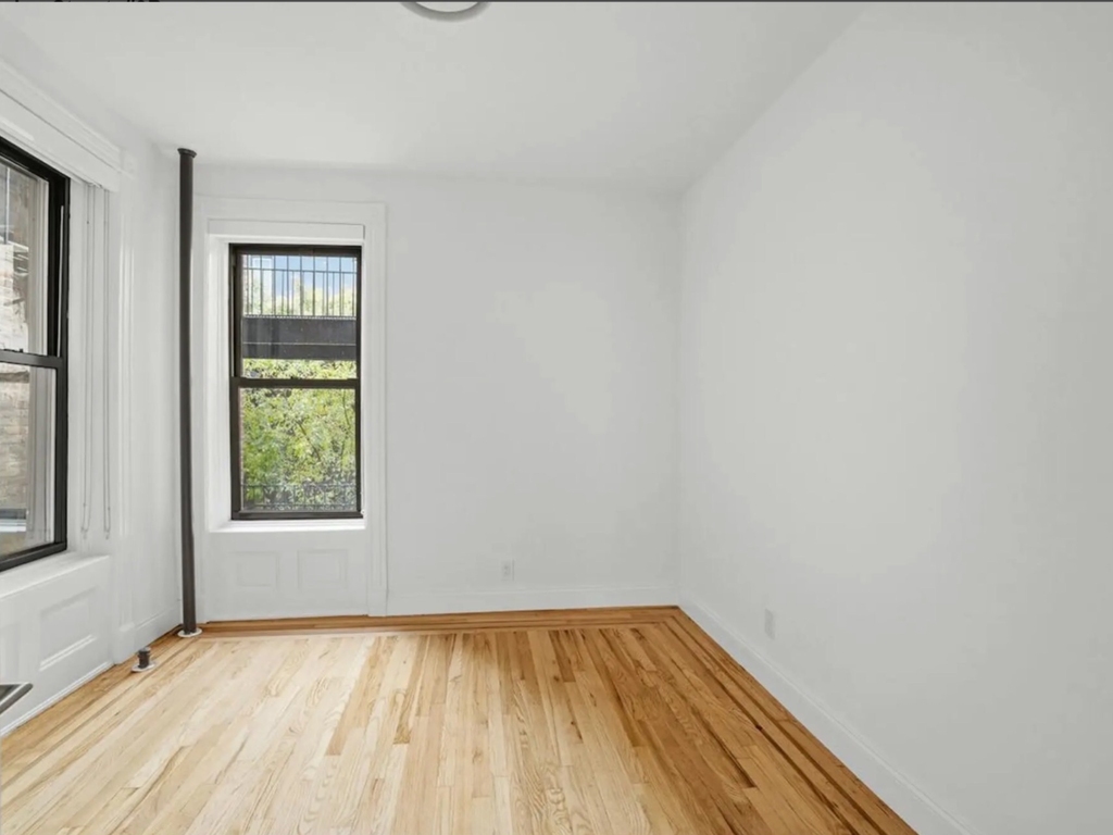405 West 49th Street - Photo 6