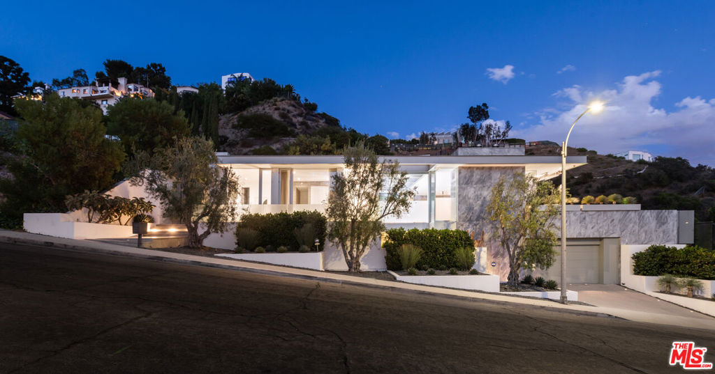1814 N Doheny Drive - Photo 24