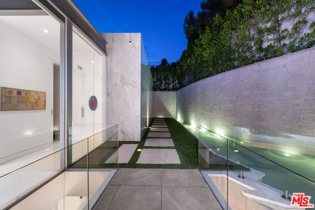 1814 N Doheny Drive - Photo 27