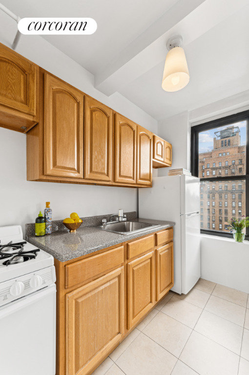 200 W 16th Street - Photo 5