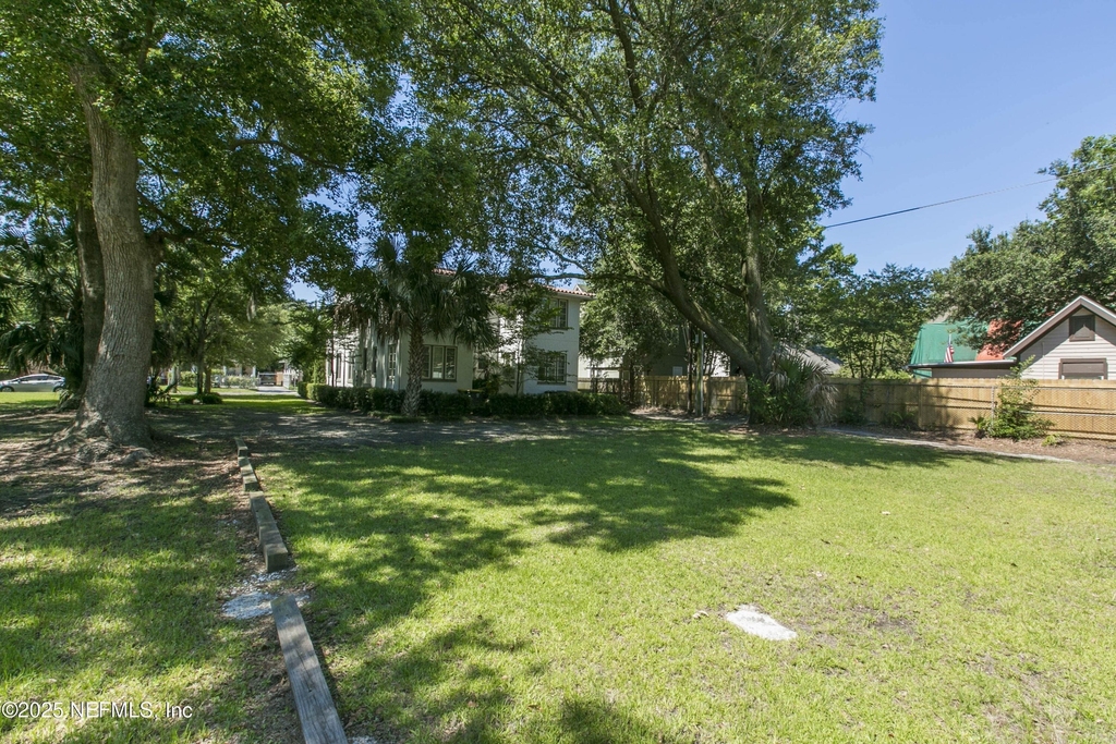 317 E 6th Street - Photo 9