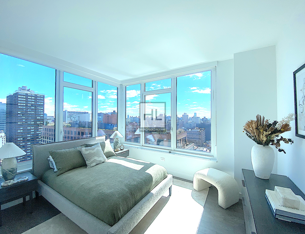 Third Avenue - Photo 1