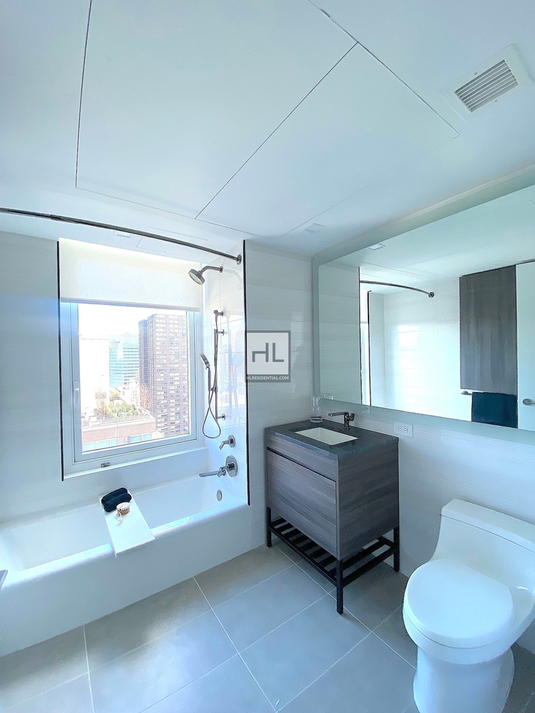Third Avenue - Photo 2