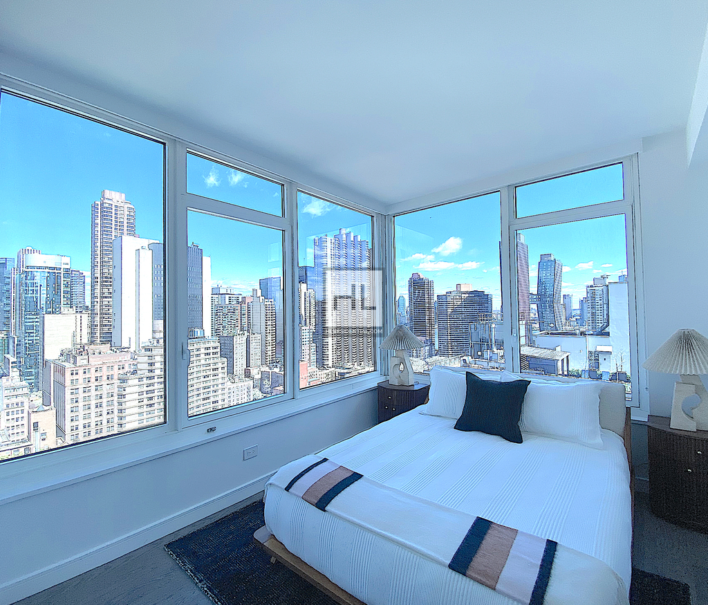 Third Avenue - Photo 3