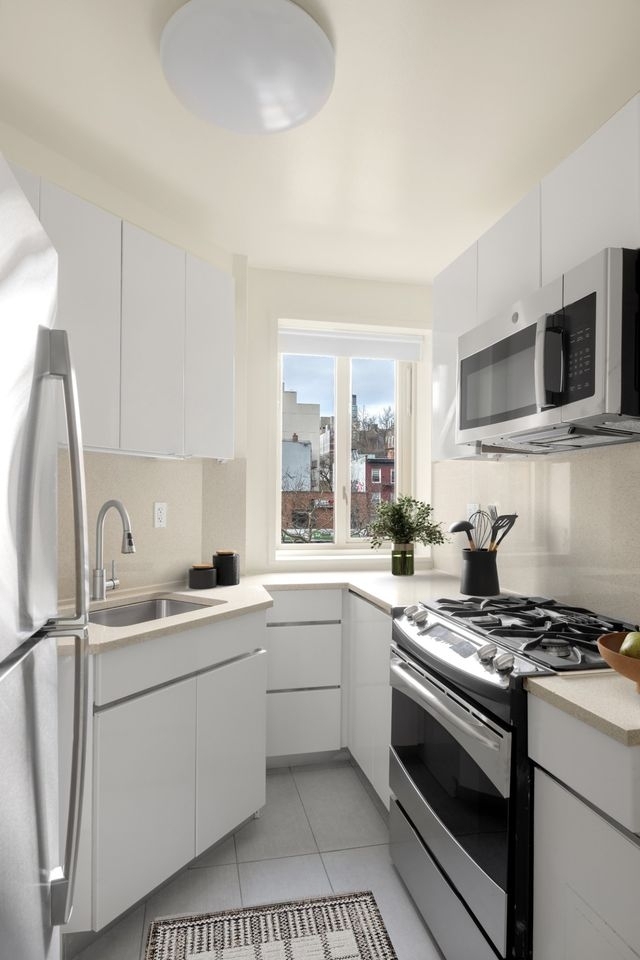 1st Avenue - Photo 4