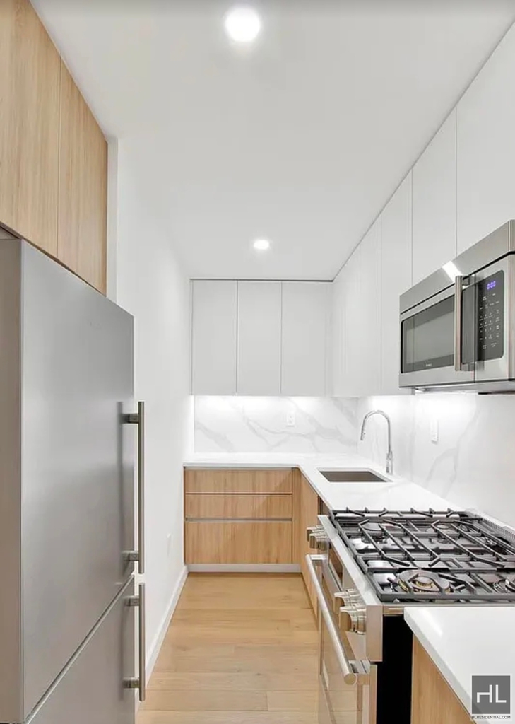 East 59th Street - Photo 7
