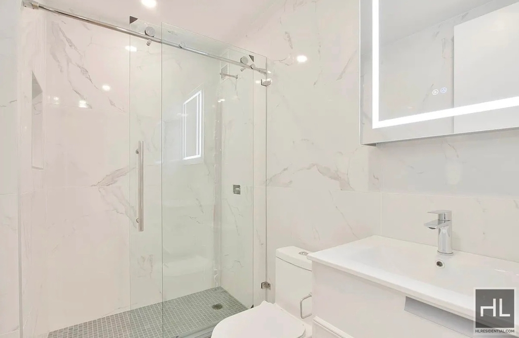 East 59th Street - Photo 9