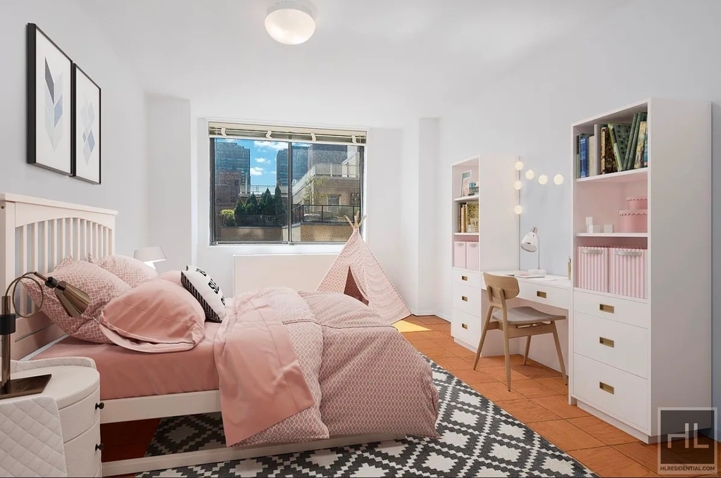 East 52nd Street - Photo 2