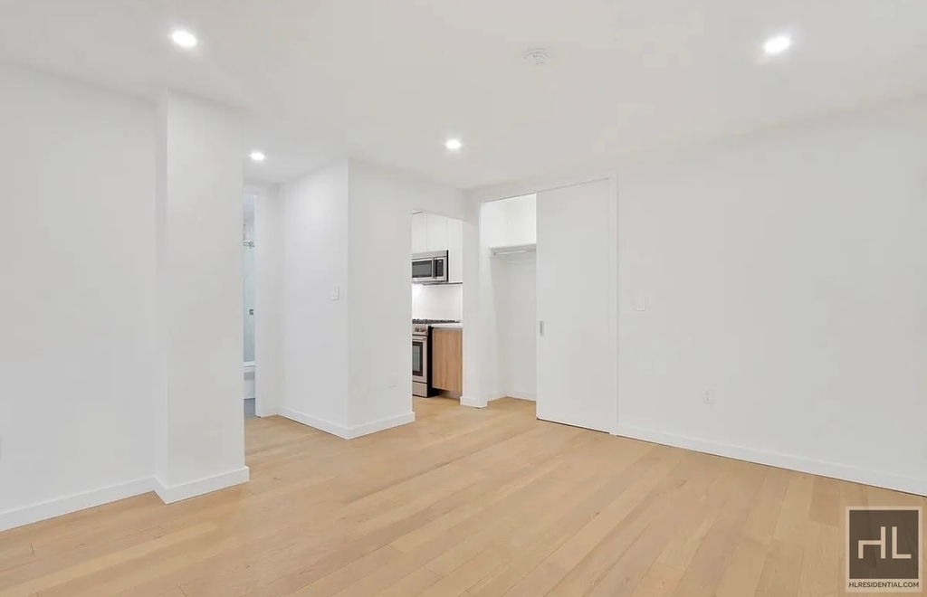 East 59th Street - Photo 5