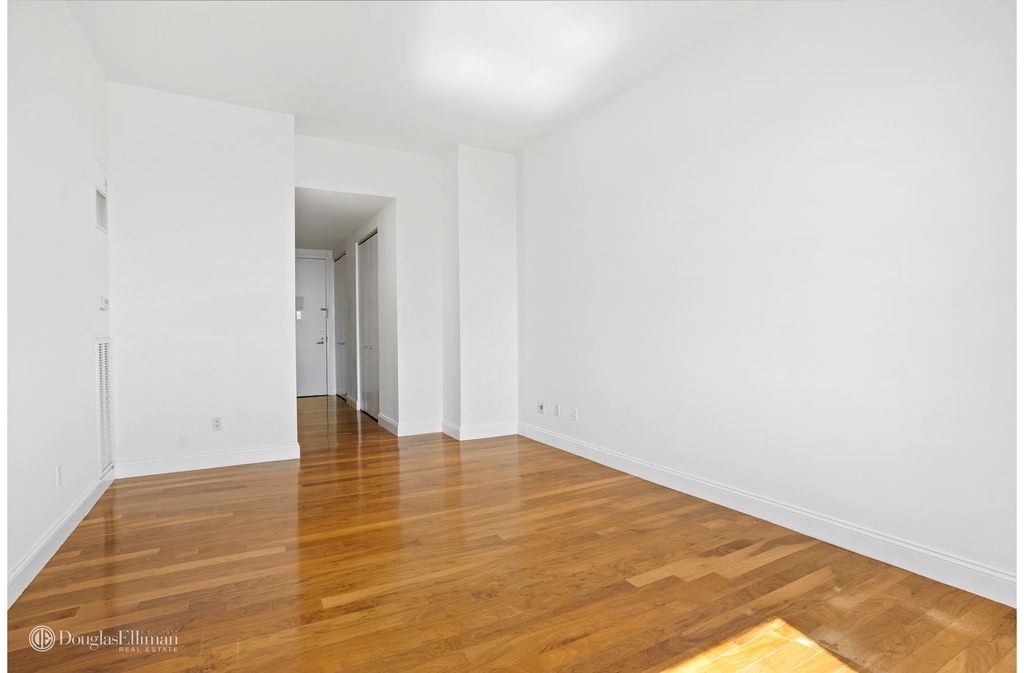 88 Greenwich St - Photo 2