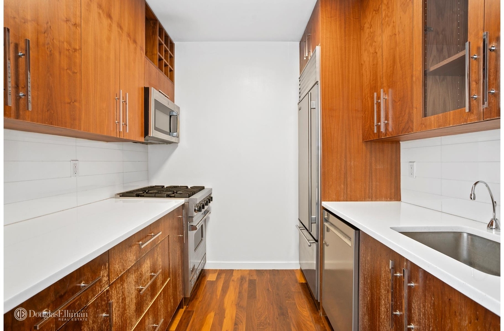 88 Greenwich St - Photo 3