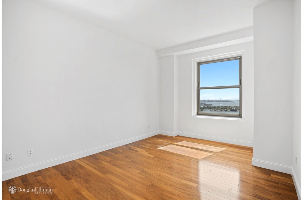 88 Greenwich St - Photo 0