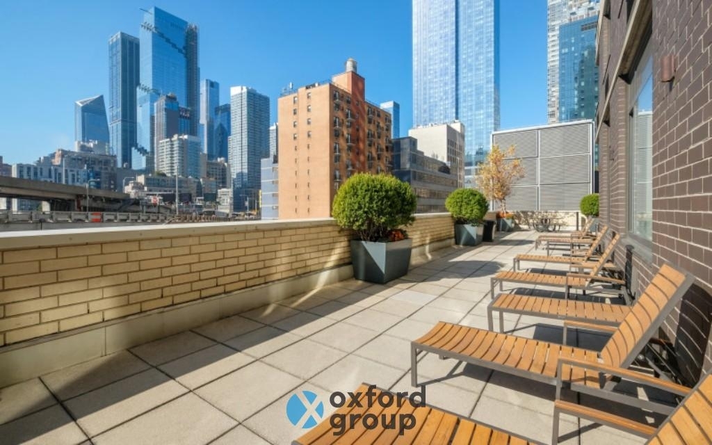 West 42nd Street - Photo 8