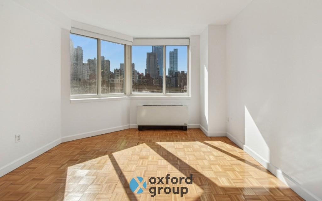 West 42nd Street - Photo 3