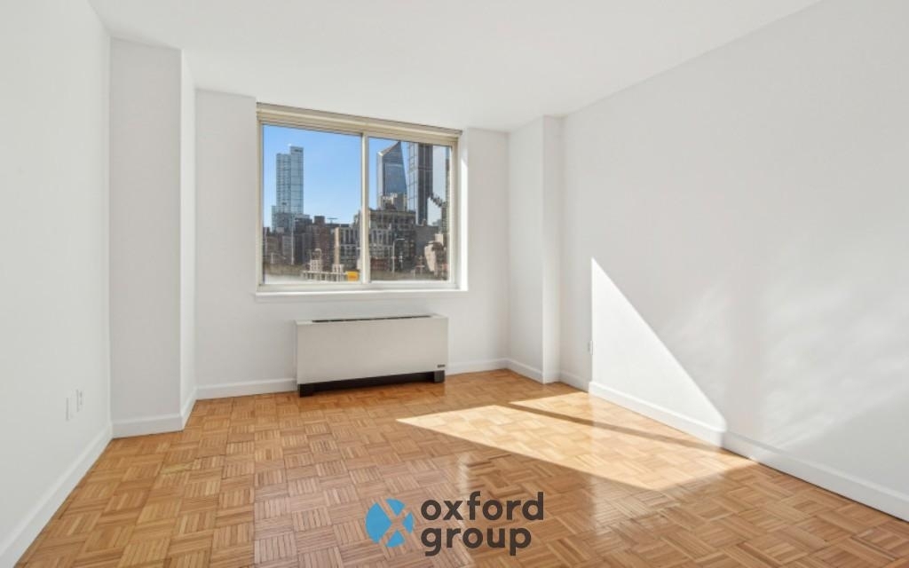 West 42nd Street - Photo 5