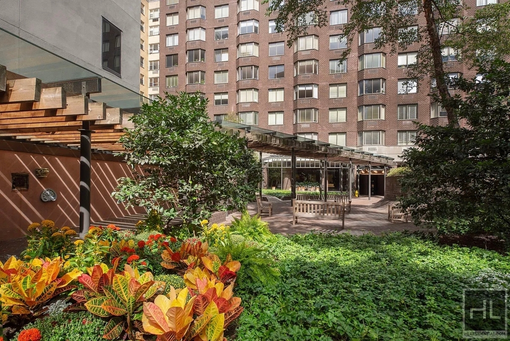 East 52nd Street - Photo 5