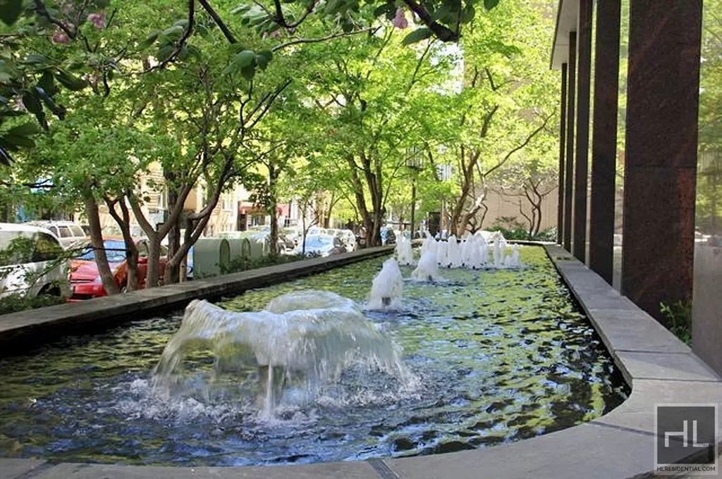East 75th Street - Photo 9