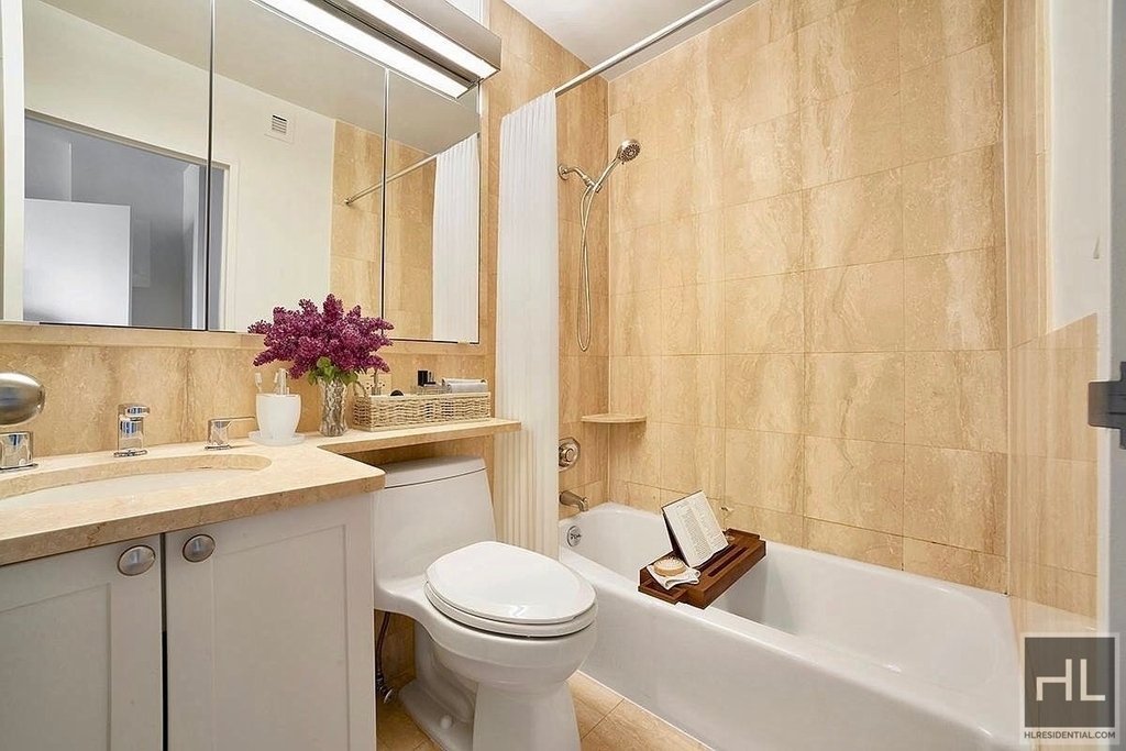 East 75th Street - Photo 3
