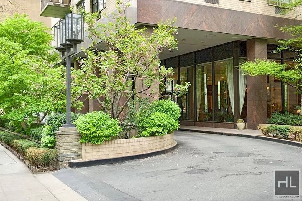 East 75th Street - Photo 10